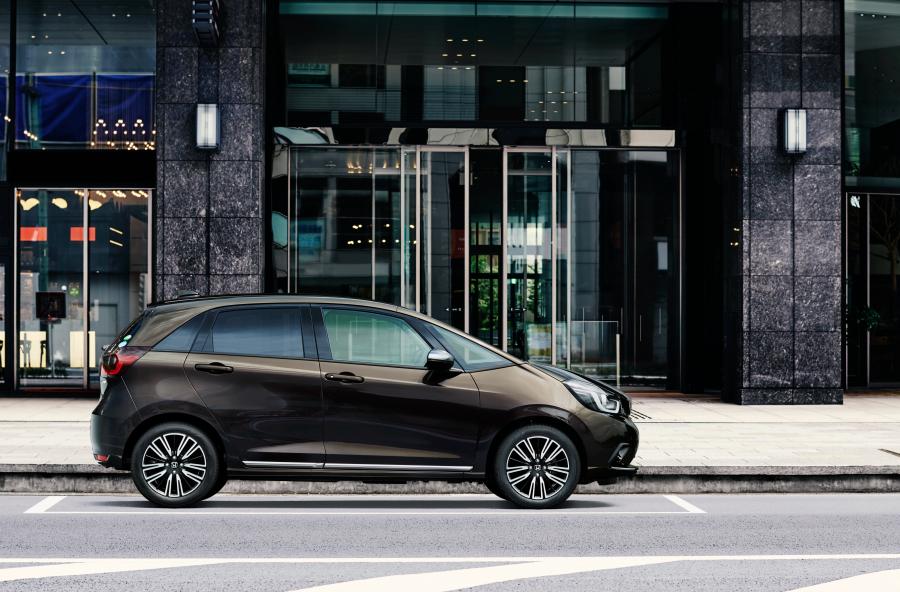 Honda Fit e:HEV Luxe 2020 года  (JP) (фото 5 из 23)